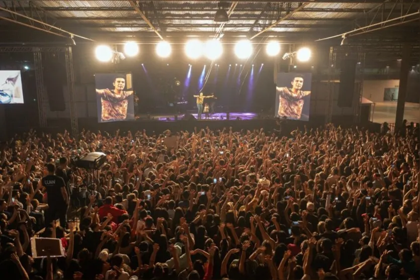 Mais de 26 mil pessoas foram assistir o show do cantor e compositor Luan Santana, na noite desta segunda-feira (10) 
