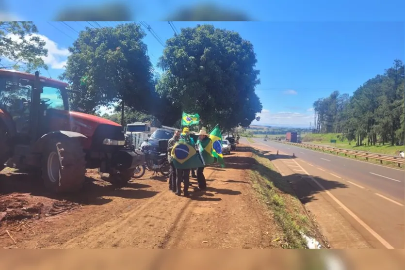  Manifestantes continuam às margens da rodovia 