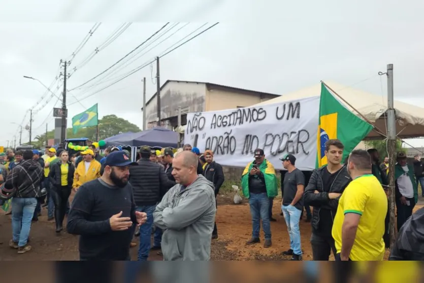  Manifestantes se recusam a deixar o local antes do pronunciamento do presidente Jair Bolsonaro 