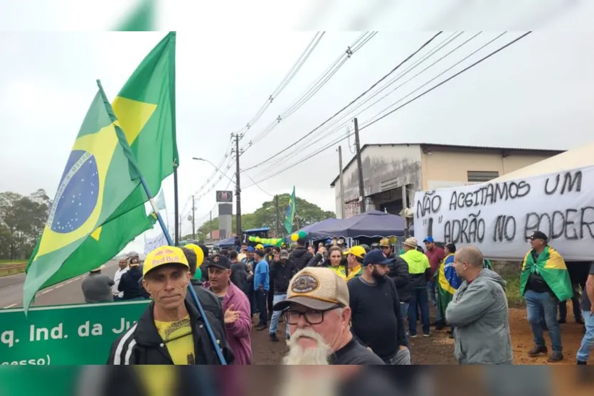  Manifestantes se recusam a deixar o local antes do pronunciamento do presidente Jair Bolsonaro 