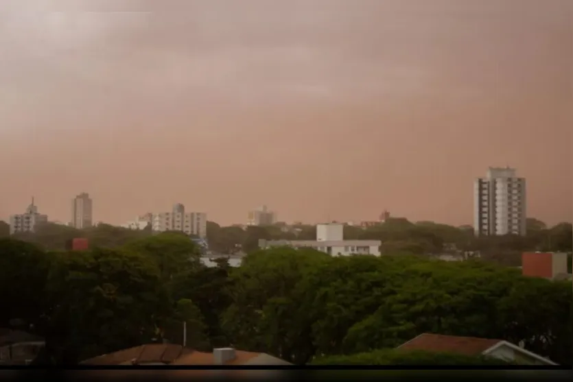 Maringá registra tempestade de poeira com ventos de 90 km/h