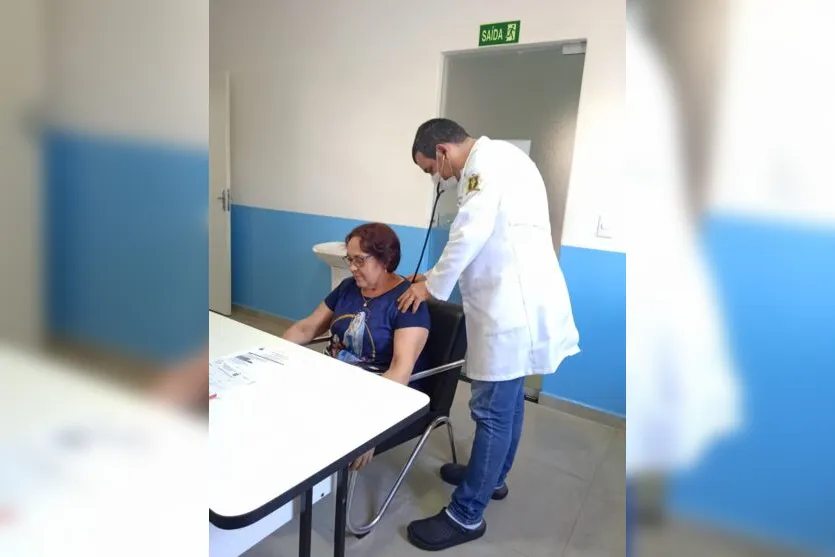  Médico atende paciente em Rio Bom: destaque na saúde básica 