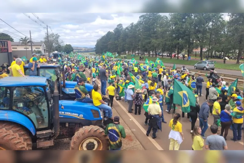  Milhares de pessoas manifestam em frente ao quartel de Apucarana 