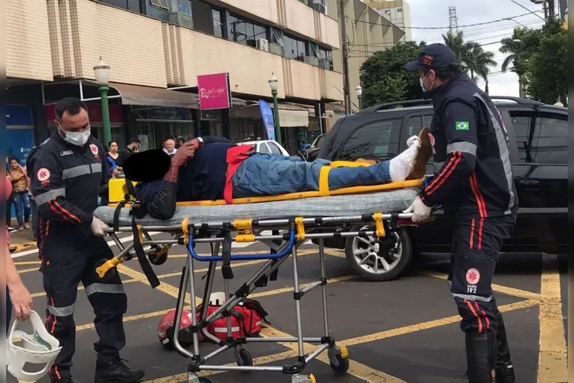 Motociclista é socorrido após colidir com carro no centro de Apucarana