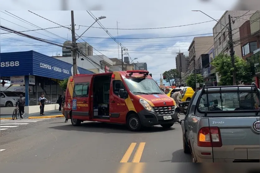 Motociclista é socorrido pelo Siate após acidente na Avenida Curitiba