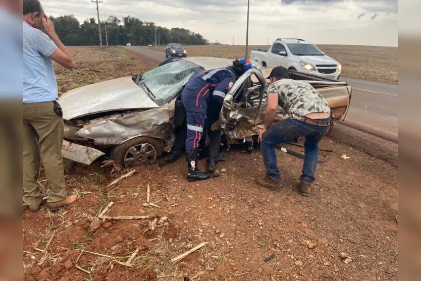 Motorista e passageiro foram socorridos pelo Samu após a grave colisão 