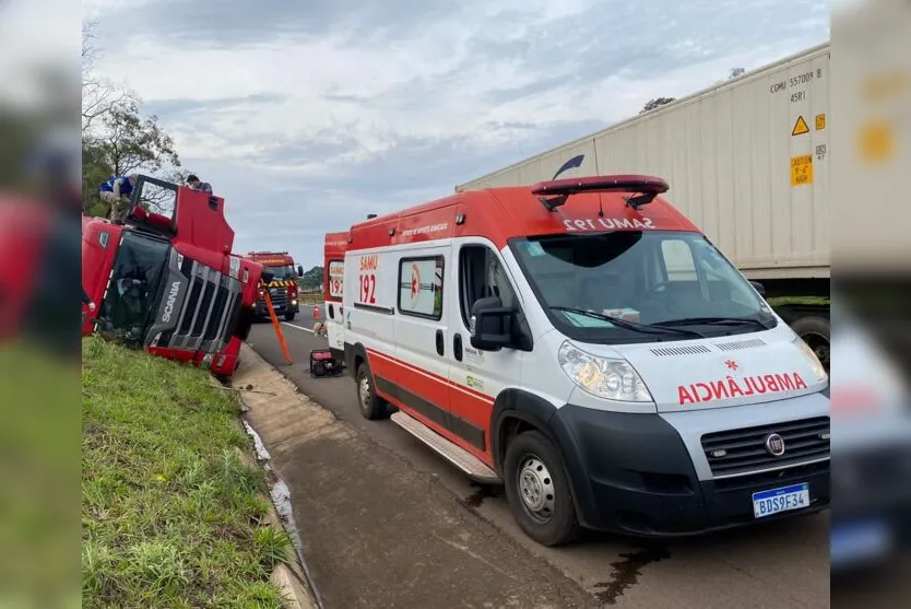 Mulher fica presa às ferragens de carreta após tombamento na BR-376