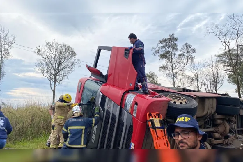 Mulher fica presa às ferragens de carreta após tombamento na BR-376