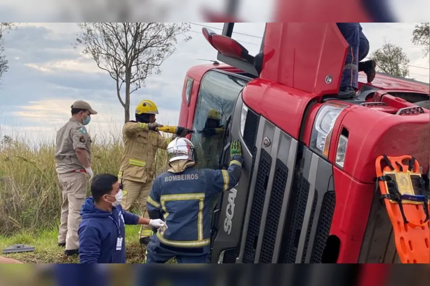 Mulher fica presa às ferragens de carreta após tombamento na BR-376