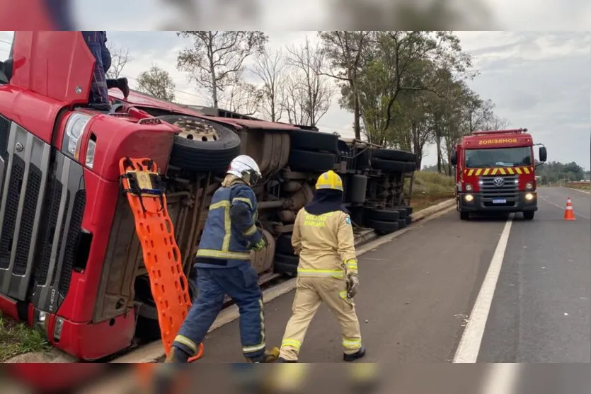 Mulher fica presa às ferragens de carreta após tombamento na BR-376