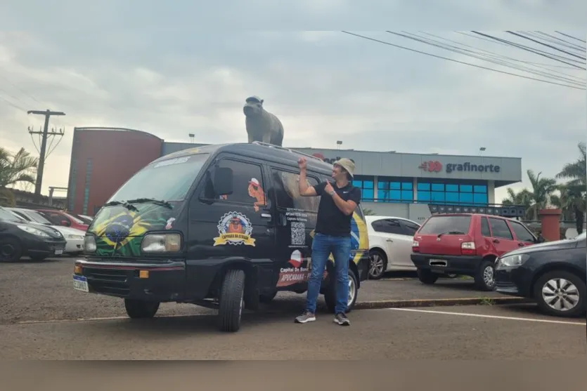  O alto da minivan é decorado com o bichinho que é símbolo da cidade: a capivara 