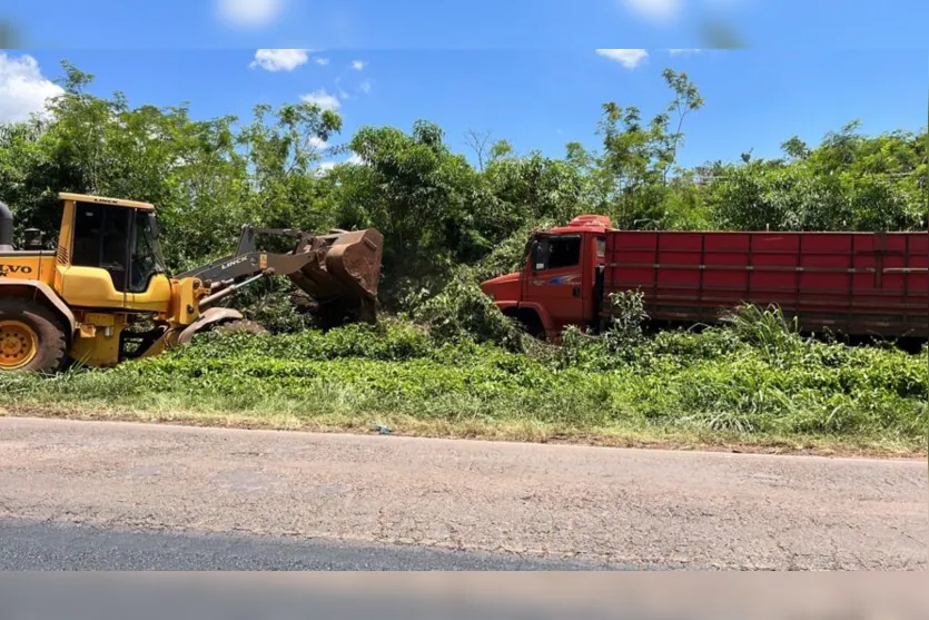  O caminhão, no entanto, ficou preso em meio ao matagal do acostamento 