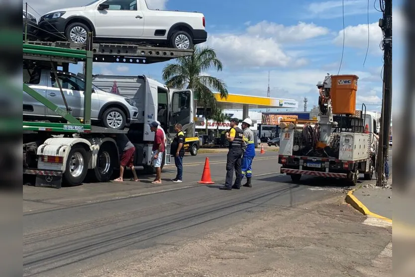  O caminhão seguia de Londrina sentido Curitiba, transportando veículos 