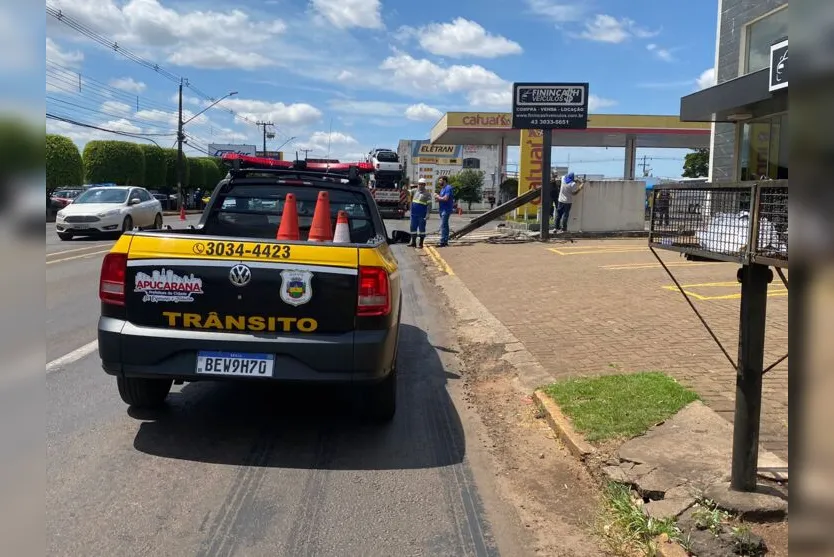  O caminhão seguia de Londrina sentido Curitiba, transportando veículos 