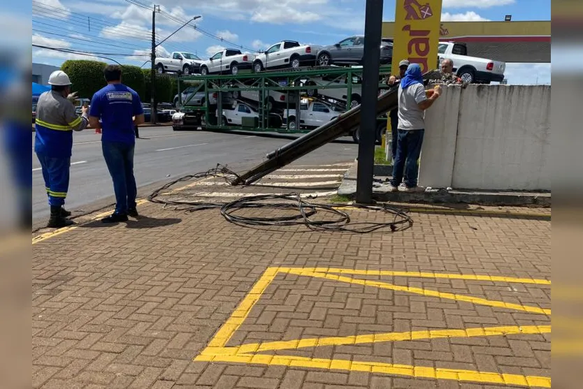  O caminhão seguia de Londrina sentido Curitiba, transportando veículos 