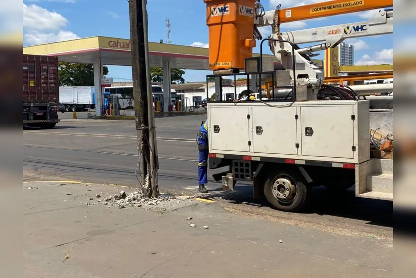  O caminhão seguia de Londrina sentido Curitiba, transportando veículos 