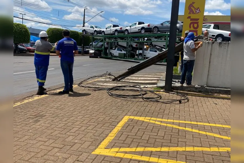  O caminhão seguia de Londrina sentido Curitiba, transportando veículos 