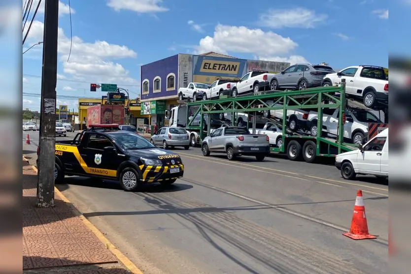  O caminhão seguia de Londrina sentido Curitiba, transportando veículos 