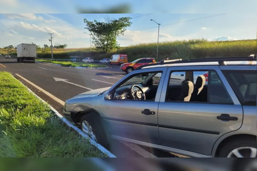  O carro acabou batendo no meio fio da rodovia 