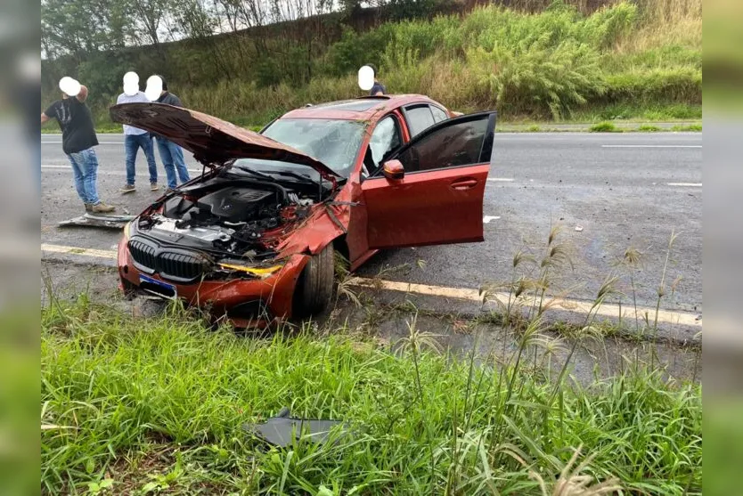  O carro bateu contra um barranco na lateral da rodovia e, então, capotou 