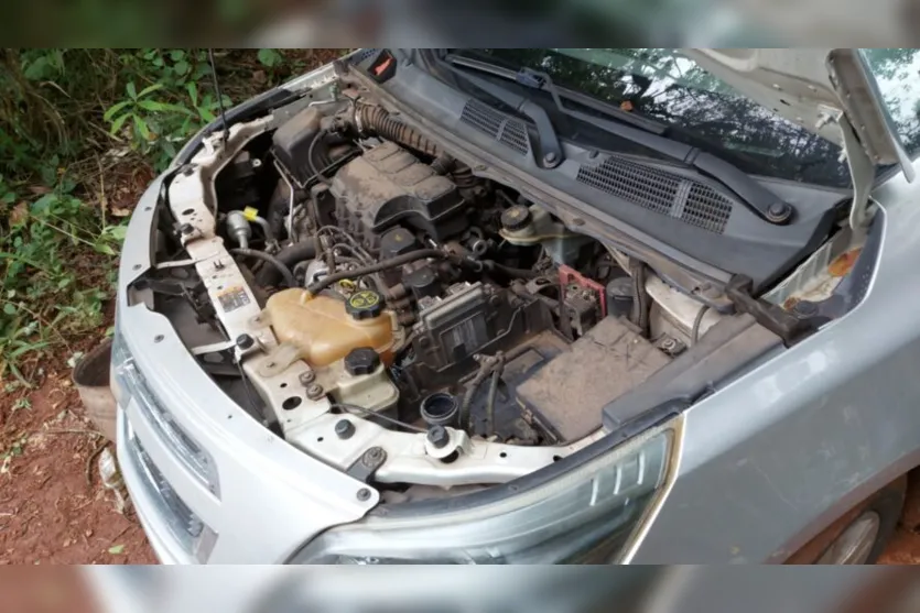  O carro foi encontrado em Apucarana, sem pneus, nos fundos do Jardim Marissol 