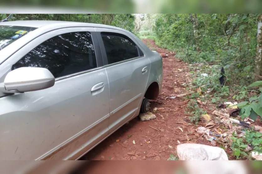  O carro foi encontrado em Apucarana, sem pneus, nos fundos do Jardim Marissol 