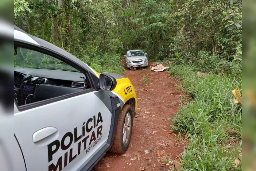  O carro foi encontrado em Apucarana, sem pneus, nos fundos do Jardim Marissol 