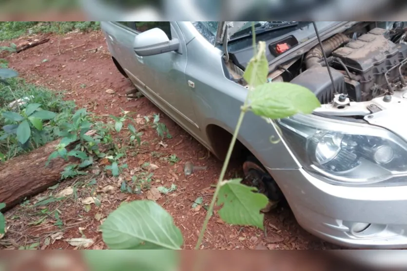  O carro foi encontrado em Apucarana, sem pneus, nos fundos do Jardim Marissol 