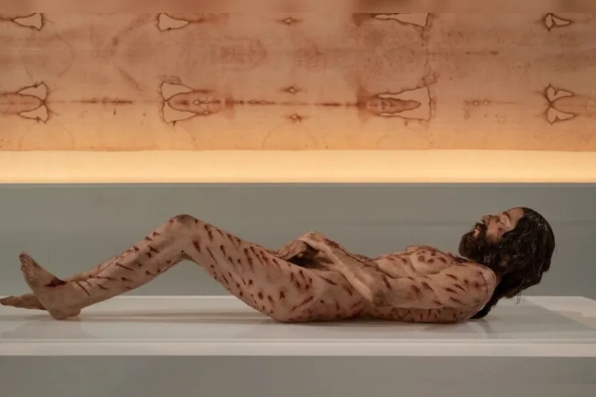  O corpo é feito de látex com silicone, tem cabelo humano, e pesa 75 quilos 