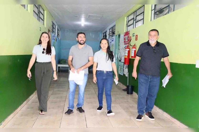  O diretor de Obras, Bruno Montoro, e o engenheiro civil da Consvale, Sidney Botelho –se reuniram com a secretária se Educação, Daiane Soares, e com a diretora da Escola Eliane Takada 