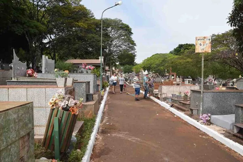  O fluxo de pessoas que fazem a limpeza e as preparações nas sepulturas de parentes e amigos também aumentou 