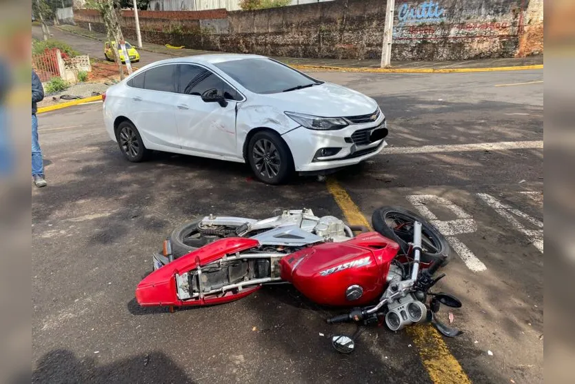  O motociclista sofreu escoriações pelo corpo e machucou a mão 