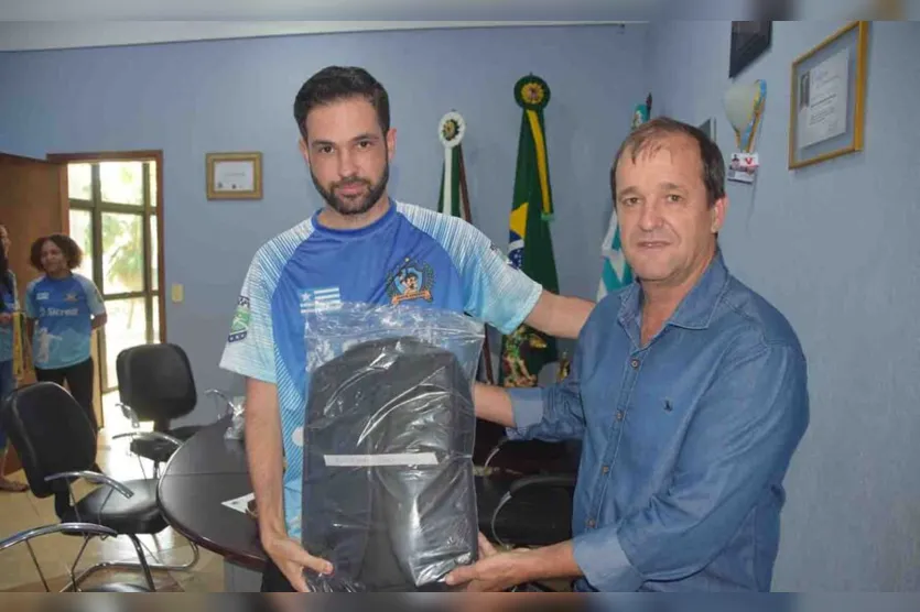 O técnico Fábio Rodrigo Marinzeck recebe o kit das mãos do prefeito Furlan 
