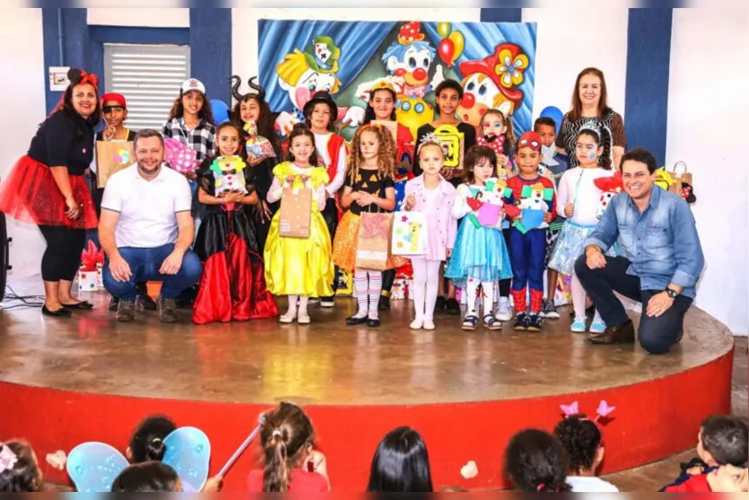  Os centros infantis e escolas da rede municipal de Apucarana promoveram festas, brincadeiras, jogos, teatros e outras atividades lúdicas nesta semana 