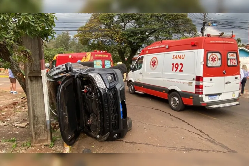  Os veículos sofreram grandes danos e a cena chamou a atenção dos moradores do bairro 