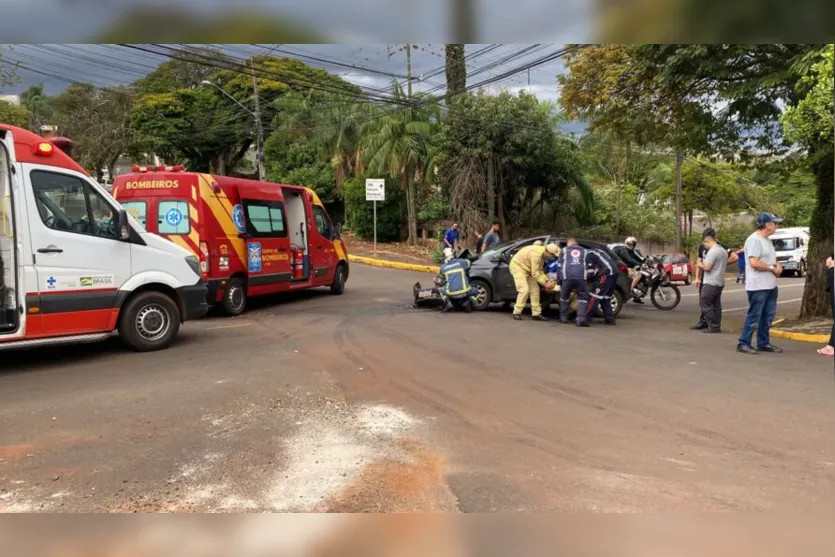  Os veículos sofreram grandes danos e a cena chamou a atenção dos moradores do bairro 