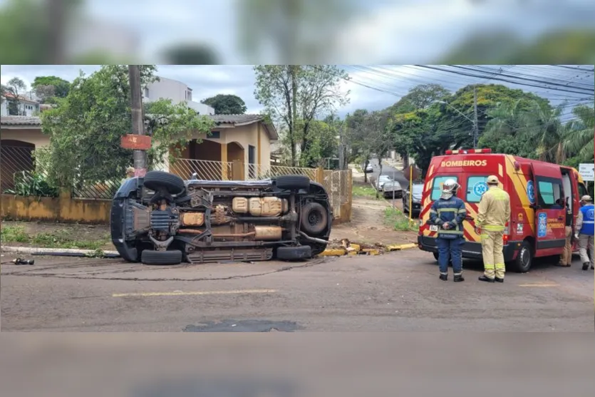  Os veículos sofreram grandes danos e a cena chamou a atenção dos moradores do bairro 