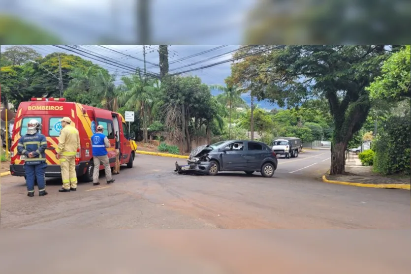  Os veículos sofreram grandes danos e a cena chamou a atenção dos moradores do bairro 