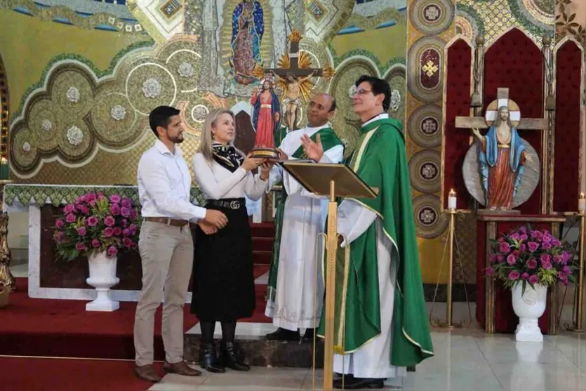  Padre Reginaldo Manzotti fez a entrega das imagens 