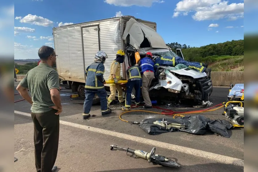  Passageiro chegou a ficar preso nas ferragens do veículo, mas não sofreu ferimentos graves 