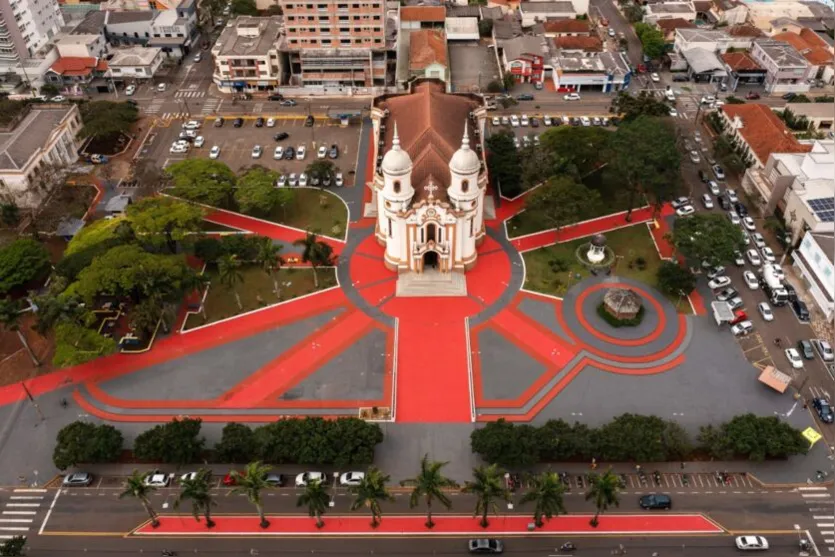  Pintura na calçada mudou o visual da Praça da Igreja Matriz 