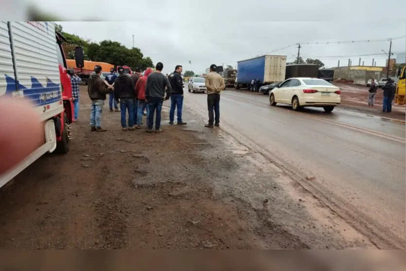 Polícia Militar desbloqueia PR 466 em Jardim Alegre; protesto continua