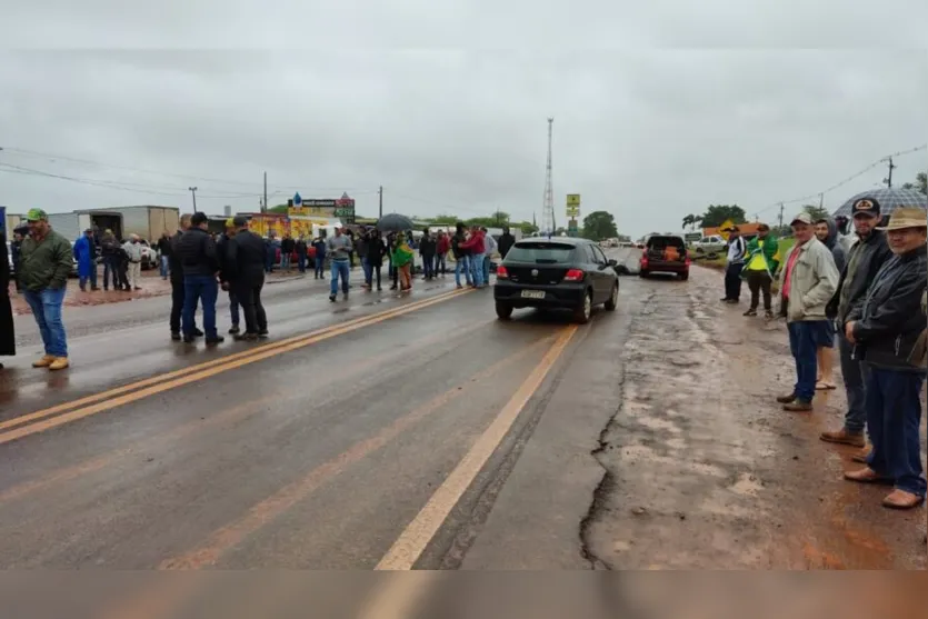 Polícia Militar desbloqueia PR 466 em Jardim Alegre; protesto continua