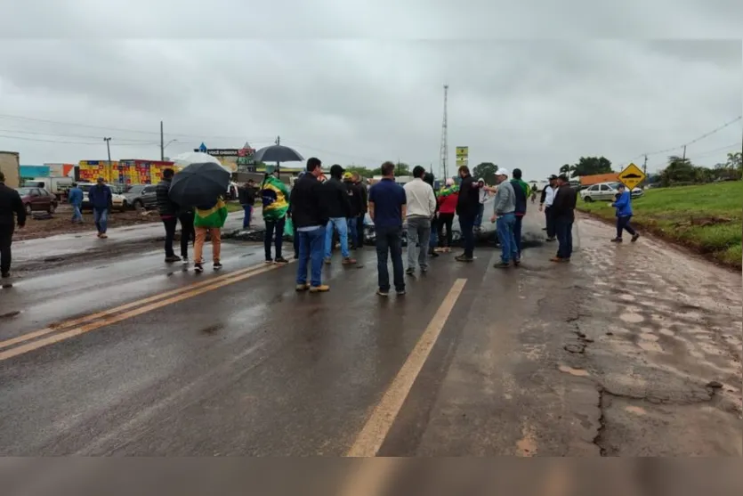 Polícia Militar desbloqueia PR 466 em Jardim Alegre; protesto continua