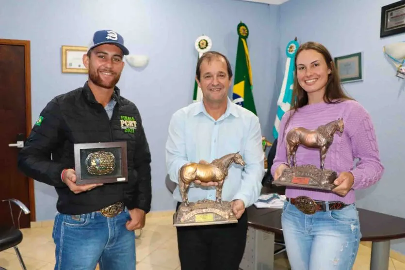  Prefeito Furlan ladeado pelos irmãos Bruno e Ana Clara 