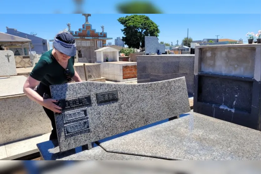  Rosalina Xavier mora em Curitiba e veio a Apucarana para limpar túmulos de parentes 