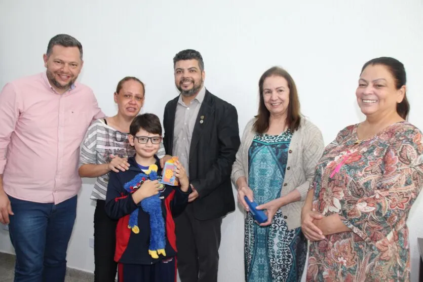 Rotary entrega óculos a alunos da rede municipal de Apucarana