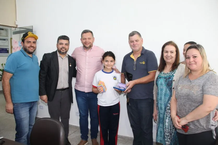 Rotary entrega óculos a alunos da rede municipal de Apucarana