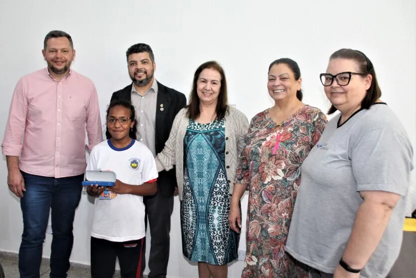 Rotary entrega óculos a alunos da rede municipal de Apucarana