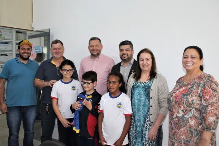 Rotary entrega óculos a alunos da rede municipal de Apucarana